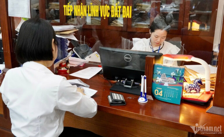 Người dân làm thủ tục tại một Văn phòng đăng ký đất đai ở Hà Nội. Ảnh: Hồng Khanh