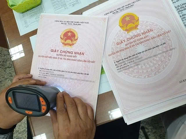 Người dân khi làm sổ đỏ phải nộp các loại phí theo quy định. Ảnh minh họa: TL Người dân khi làm sổ đỏ phải nộp các loại phí theo quy định. Ảnh minh họa: TL